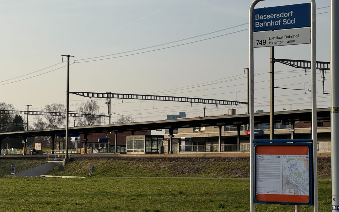Neue Bus­hal­te­stel­le «Bahn­hof Süd» mit Direkt­ver­bin­dung nach Diet­li­kon